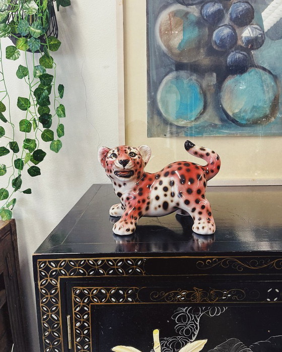 Image 1 of Cachorro de pantera de cerámica rosa