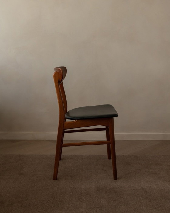 Image 1 of Ensemble de 6 chaises de salle à manger danoises vintage du milieu du XXe siècle · Teck et Skai noir