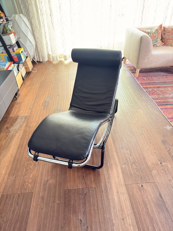 Image 1 of Chaise longue style Le Corbusier LC4 | Chaise longue en cuir noir et chrome, style LC4