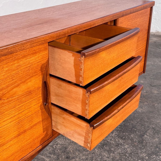 Credenza britannica in teak con ante scorrevoli, anni '60 – Credenze, Legno (photo 6 of 16)
