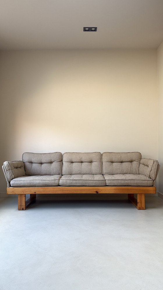 Image 1 of Dos sofás suecos antiguos y una mesa de pino.