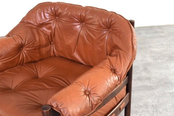 Sillón de roble y cuero de mediados de siglo, diseñado por Arne Norell para Coja en la década de 1960. (photo 10 of 12)