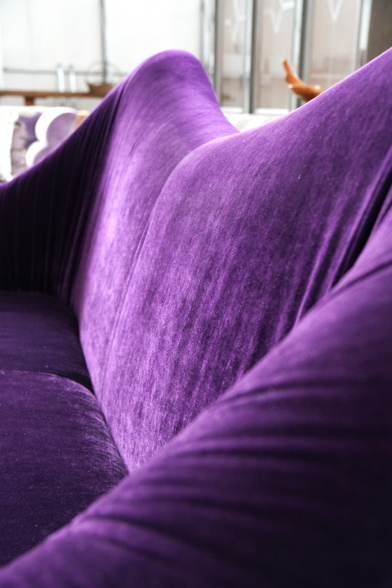 Image 1 of Sofá de tres plazas de terciopelo morado: glamour moderno y comodidad de lujo.