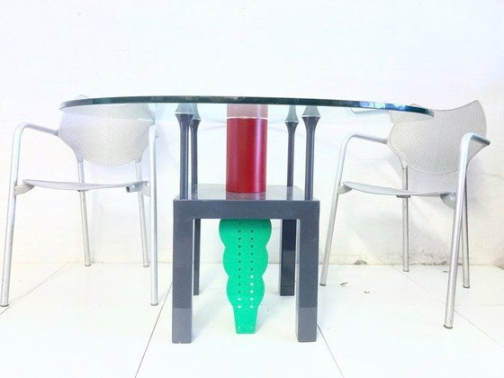 Image 1 of Mesa de comedor redonda estilo Memphis, de metal y cristal, diseño de los años 80/90.