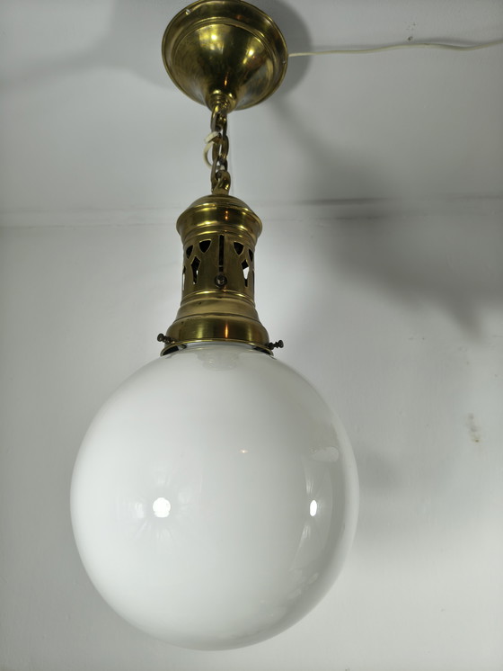 Image 1 of Pendentif en laiton avec boule en verre opalin