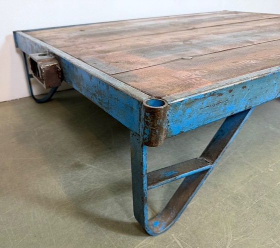 Image 1 of Carrito de mesa de centro industrial azul grande, década de 1960.