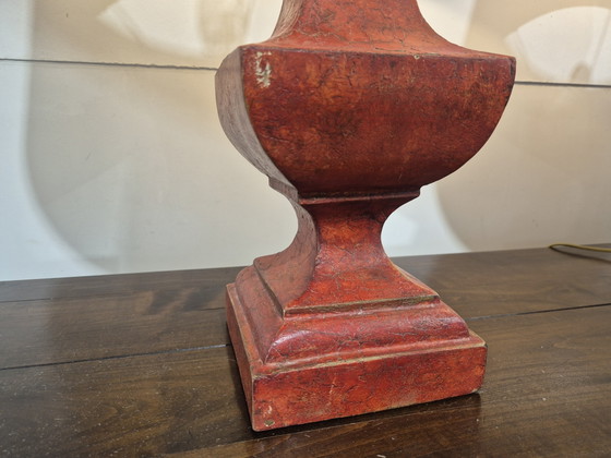 Image 1 of Lampes de table en bois gesso rouge français avec abat-jour assortis