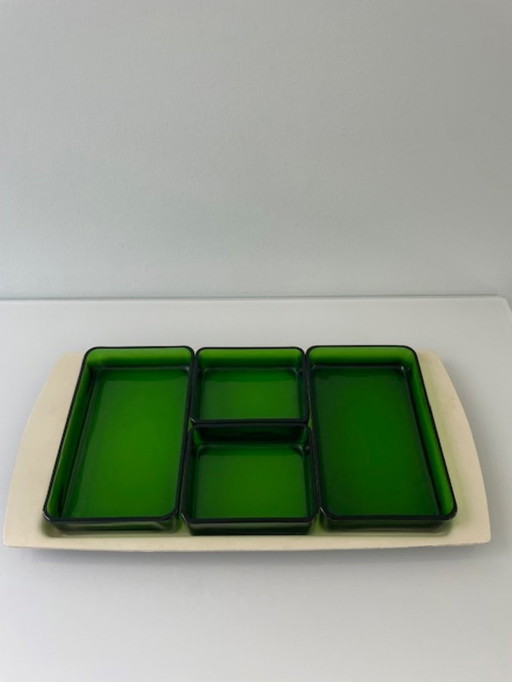 Vintage serveerschaal met heldergroene glazen bakjes – retro design uit de jaren ’60