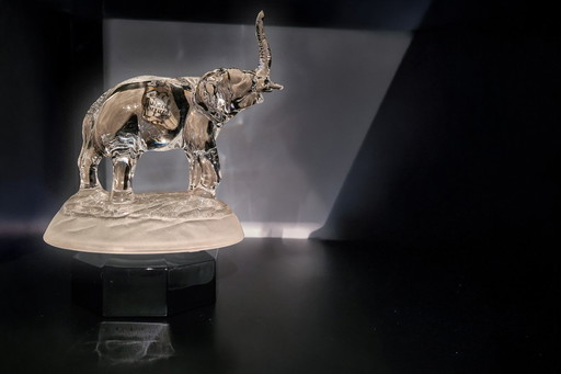 Kristal op haar mooist en natuurlijk via deze object van dieren: olifant, hert, vos, eekhoorn, dolfijn met baby en giraffe met b