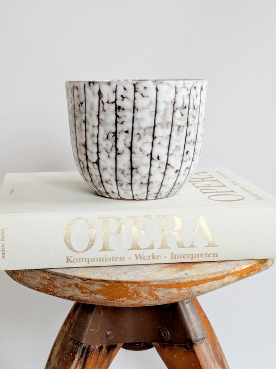 Image 1 of Maceta antigua de mayólica húngara, esmalte blanqueado, diseños de esgrafiado, cerámica de mediados de siglo.