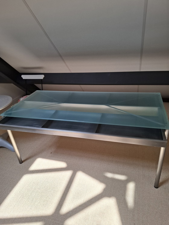Image 1 of Tavolo in cromo con piano in vetro lattimo