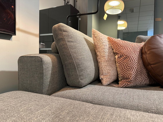 Image 1 of Diseño en stock Modelo de sala de exposición Sofá esquinero Vilaz + Hocker