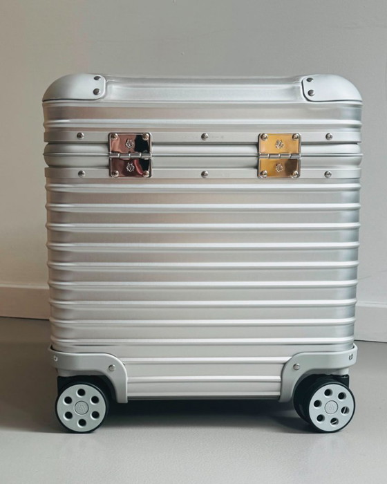 Tabouret en aluminium - Rimowa X Vitra (2025) (photo 3 of 13)