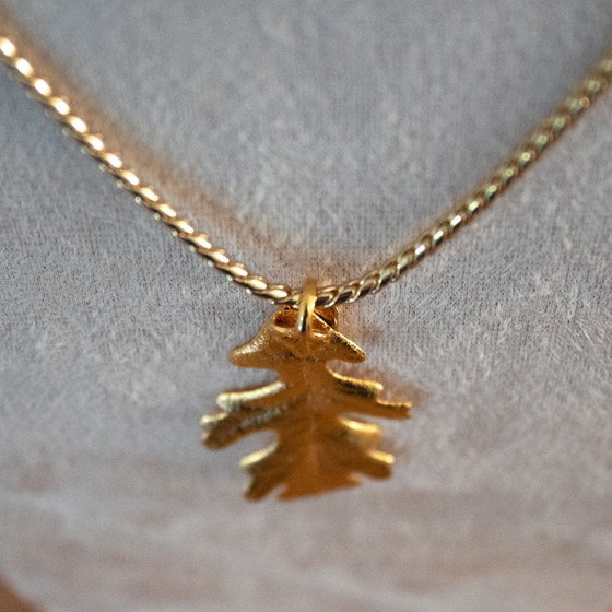 Image 1 of Vintage eikenbladhanger aan een goudkleurige ketting