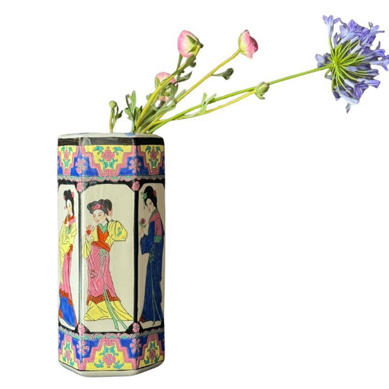 Image 1 of Vintage Zeshoekige Vaas – Kleurrijk Aziatisch Decor – ca. 1960–1980 – 35 cm – Sculpturaal Keramiek