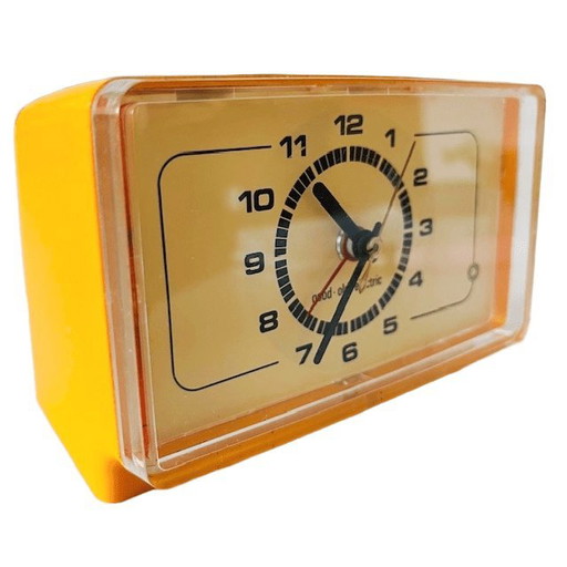 Vintage elektrischer Wecker aus der Mitte des 20. Jahrhunderts, guter alter elektrischer Wecker, gelber Kunststoff, 1970er Jahre