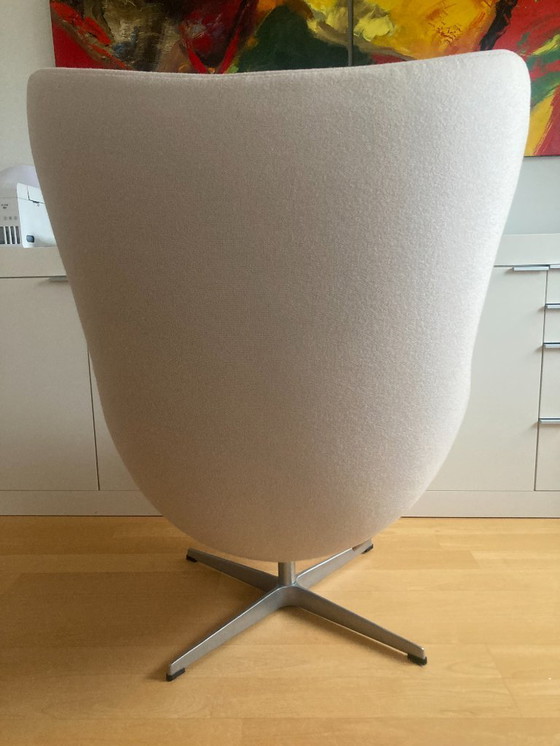 Image 1 of Poltrona Egg di Fritz Hansen con poggiapiedi; nuovo rivestimento Kvadrat.
