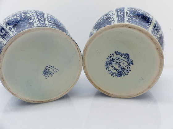Image 1 of Large pair of blue and white Delft covered pots, floral decoration, 18th-century style