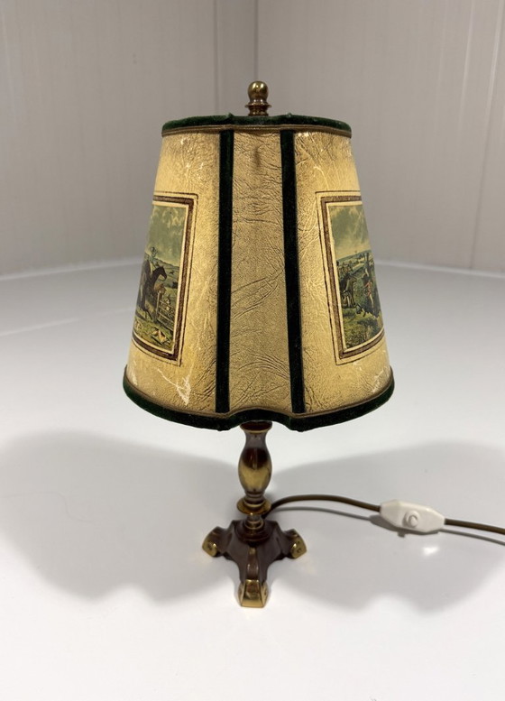 Lámpara de mesa de latón con pantalla con escena de caza, década de 1950. – Lámparas de mesa, Brass (photo 7 of 17)