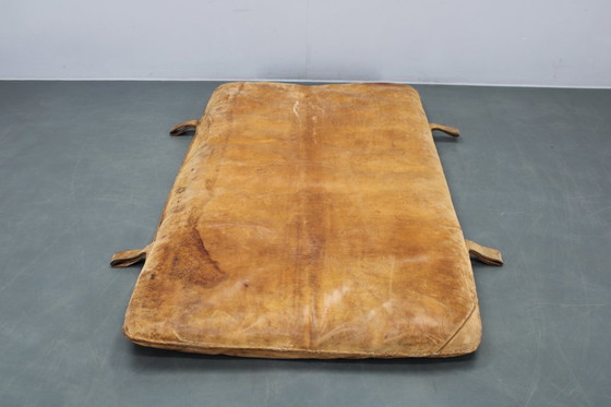Image 1 of 1930er Jahre Tschechoslowakische dicke Leder-Turnmatte, patiniert