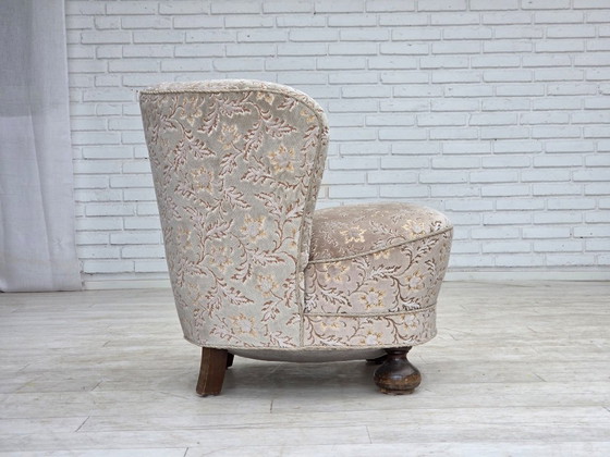 Image 1 of Fauteuil danois incurvé des années 1970, revêtement d'origine en velours vert clair/gris.