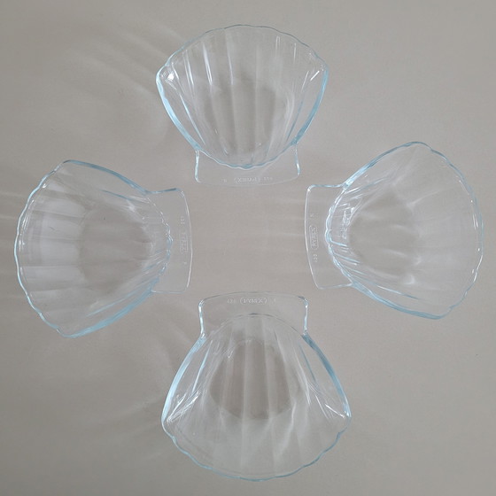 Image 1 of 4 vintage Pyrex schelpen
