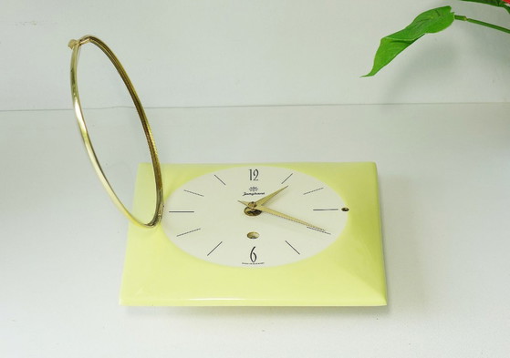 Image 1 of Orologio da cucina vintage JUNGHANS, orologio meccanico, orologio da parete, in ceramica, giallo, anni '50/'60, ATOMIC