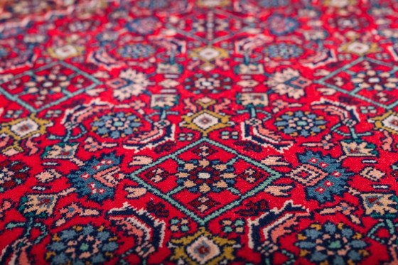 Image 1 of  Alfombra Geométrica Bijar Rojo Oscuro con Borde y Medallón