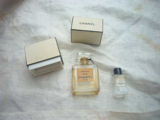 Flacone originale vintage di profumo Chanel n. 5 degli anni '60 (quasi vuoto, ma ancora profumato) e una (photo 7 of 8)
