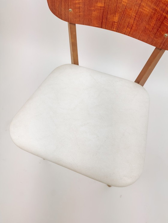 Image 1 of Chaise de salle à manger vintage avec assise en similicuir blanc