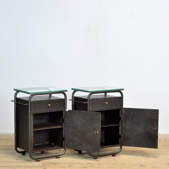Image 1 of Set Bauhaus nachtkastjes van ijzer en glas, jaren 1920