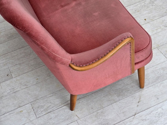 Image 1 of Schwedisches 2-Sitzer-Sofa aus den 1970er Jahren, rosa Möbelvelours, Buchenholz.