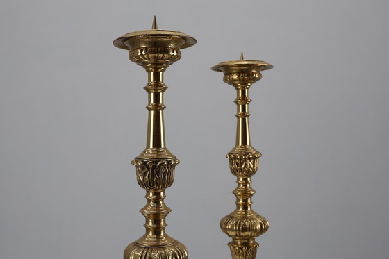 Image 1 of Paar grote antieke gedecoreerde bronzen kerkkandelaars, Frankrijk ca. 1900
