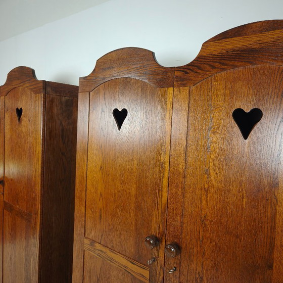 Ein Paar belgische Eichenschränke mit Herzmotiv, 20. Jahrhundert – Kleiderschränke, Wood (photo 7 of 15)