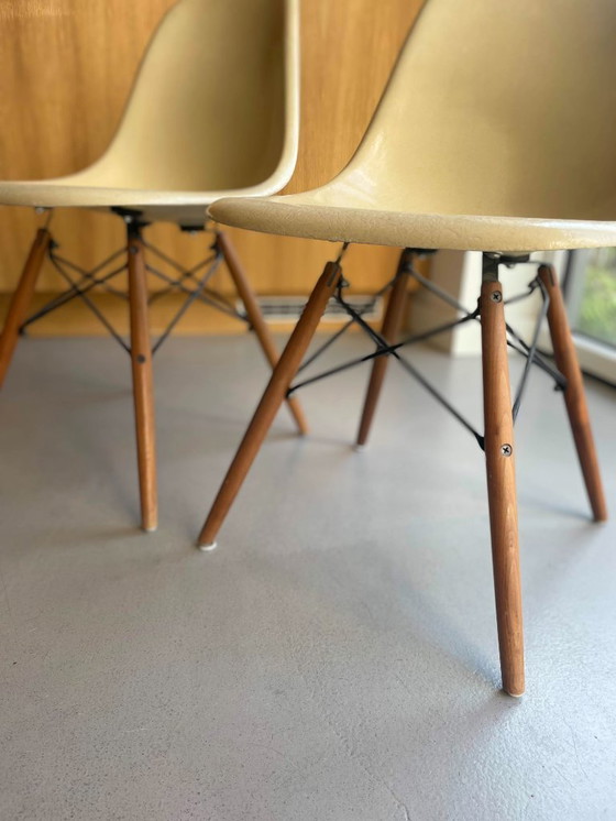Image 1 of 2 sillas Herman Miller Eames beige de fibra de vidrio DSW