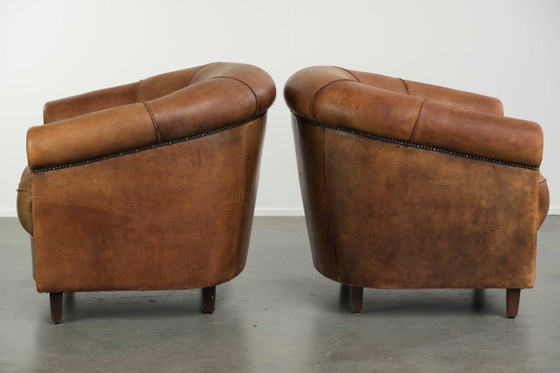 Ensemble robuste de fauteuils club vintage en cuir de mouton avec un bel aspect vieilli et une grande allure (photo 4 of 15)