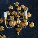Splendide applique vintage in ferro dorato con motivo a grappolo d'uva e vite, provenienti dall'Italia.