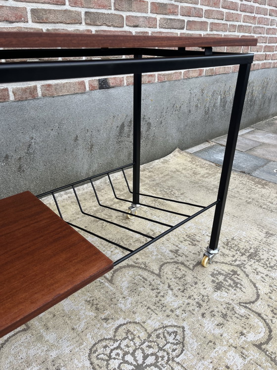 Image 1 of Mueble estéreo antiguo de teca con estructura de metal negro y ruedas giratorias.