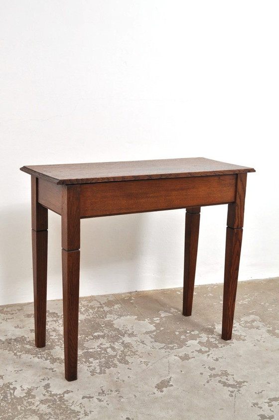 Image 1 of Table d'appoint ancienne en chêne avec tiroirs, années 1900
