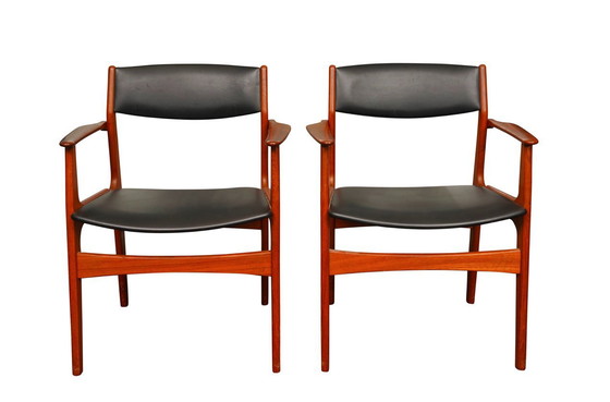 Image 1 of Ein Satz von 5 Dyrlum-Esszimmerstühlen (Teakholz und schwarzer Vinylpolsterung)