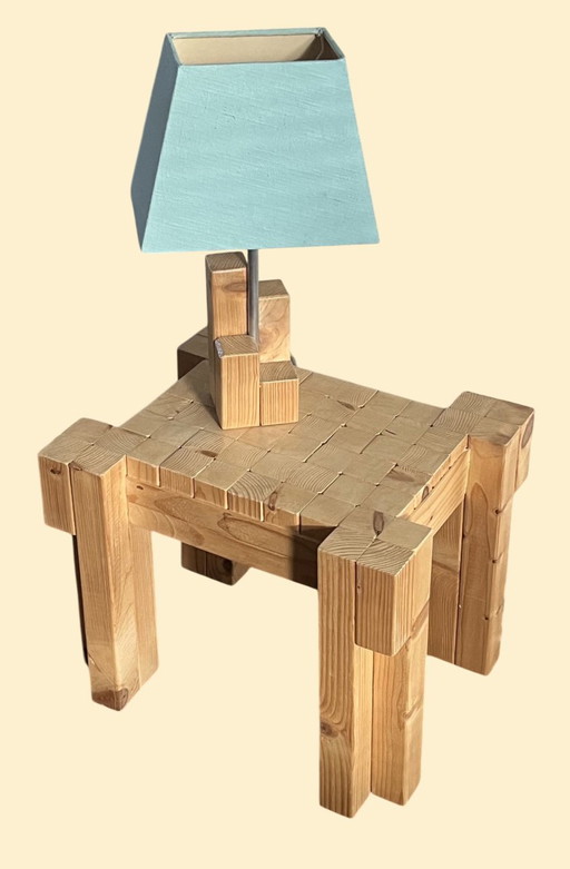 Mesa auxiliar + lámpara de diseño de pino