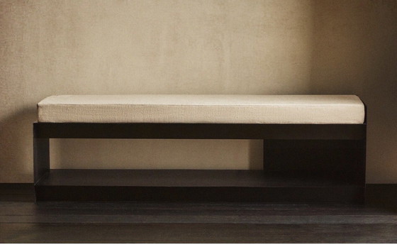 Image 1 of Zwarte metalen Zara-bank voor thuis met kussen en opbergruimte.