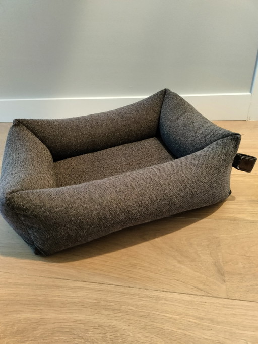 Neat and tidy dog ​​basket for small dogs.