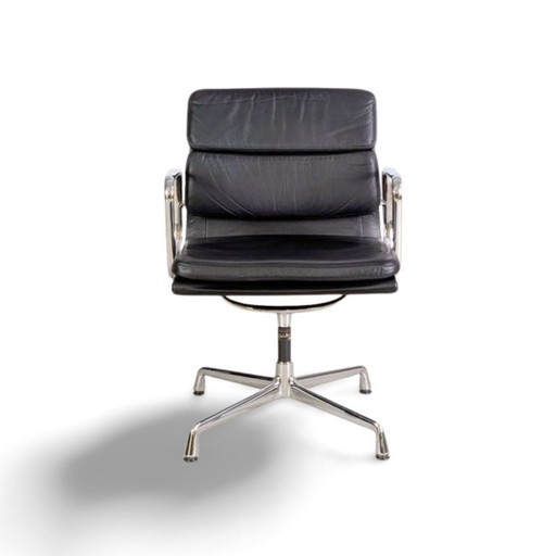Silla original Vitra EA 208 de cuero negro con almohadilla suave Charles Eames