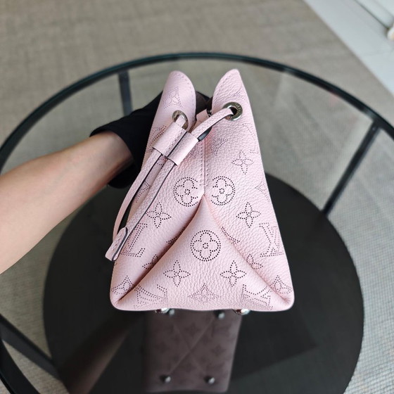 Image 1 of LOUIS VUITON BELLA BUCKET TAS SAKURA ROZE KALFSLEER MET GOUDEN BESLAG