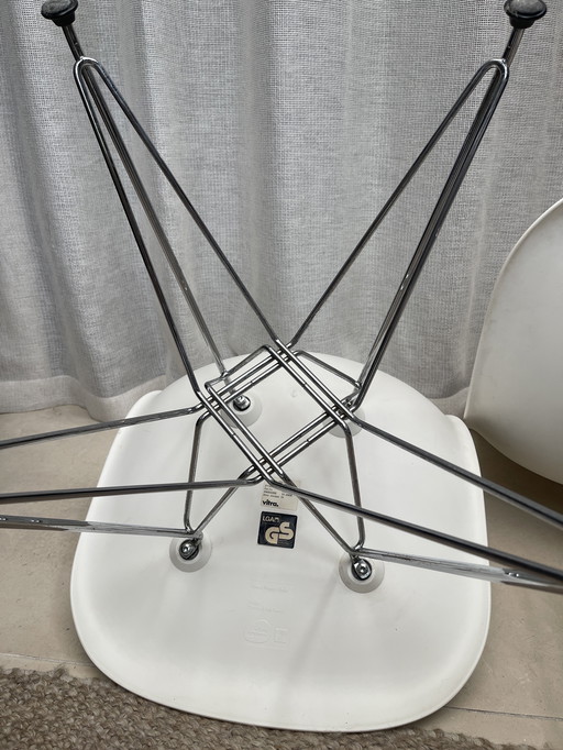 2 witte Vitra Eames DSR stoelen