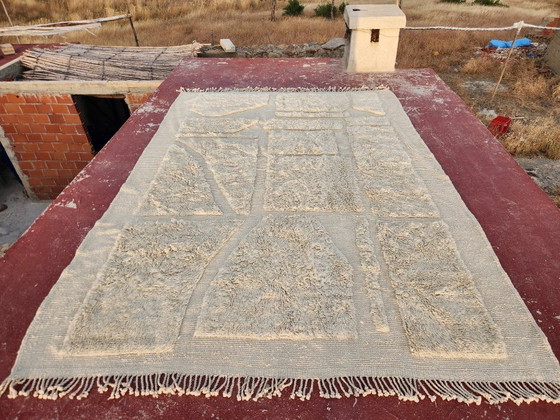 Image 1 of Grande tappeto marocchino Beni Ourain 350 x 250 cm – Tappeto berbero in lana tessuto a mano nei colori avorio e grigio