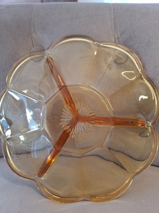 Image 1 of Geteilte Servierschale aus bernsteinfarbenem Pressglas im Mid-Century-Stil.