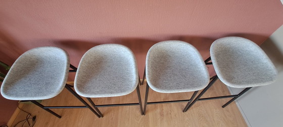 4 x De Vorm LJ 3 Barhocker aus PET-Filz mit schwarzem Stahlrahmen – Other, Metal (photo 5 of 16)