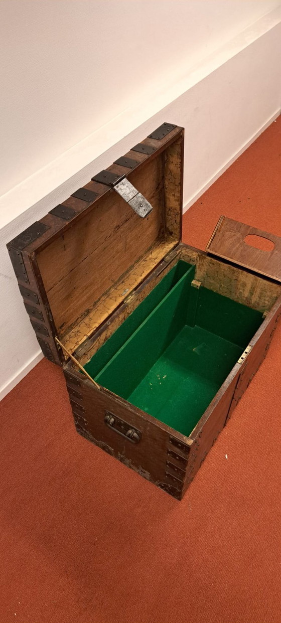 Image 1 of Antike Reisekiste der Armee und Marine aus London | ca. 1900